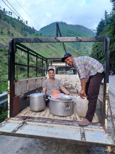 पांच दिनों से असहाय व जरूरतमंदों को खाना खिला रहा है सूरज ठाकुर