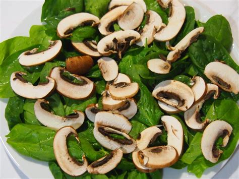 Ensalada de espinacas champiñones y piñones