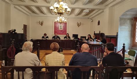 Cuatro Concejales De Un Pueblo De Zamora Con La Cruz A Cuestas