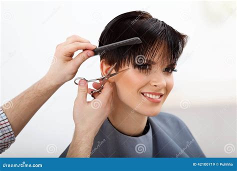 Friseur Der Frisur Tut Brunette Mit Dem Kurzen Haar Im Salon Stockbild Bild Von Abnehmer