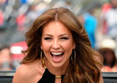 Cómo le hace Thalía presume su cinturita en sexy bikini FOTO