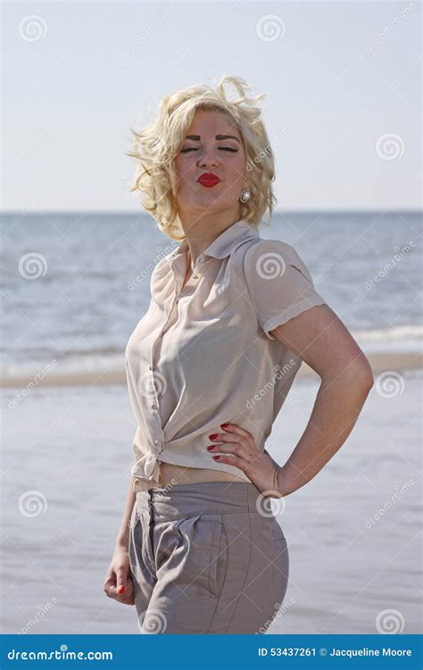 Erstaunliche Blonde Behaarte Jugendliche am Strand Stockbild Bild von frau schönheit 53437261