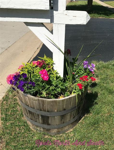 Mailbox planter garden | Mailbox planter, Mailbox flowers, Mailbox ...