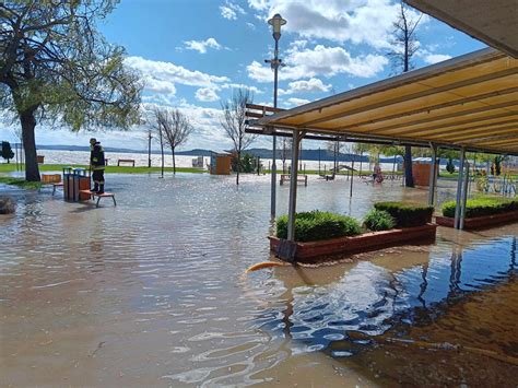 Az erős szél miatt kiöntött a Balaton