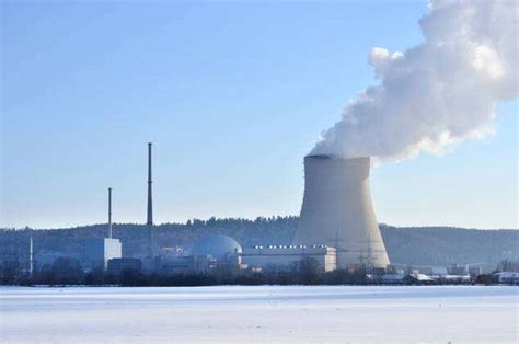 Kernkraftwerk Isar Atomkraftwerk Isar bei Ohu Der gewaltige Kühlturm