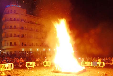 La M Gica Noche De San Juan Se Celebra Con Dos Hogueras Y M Sica En La