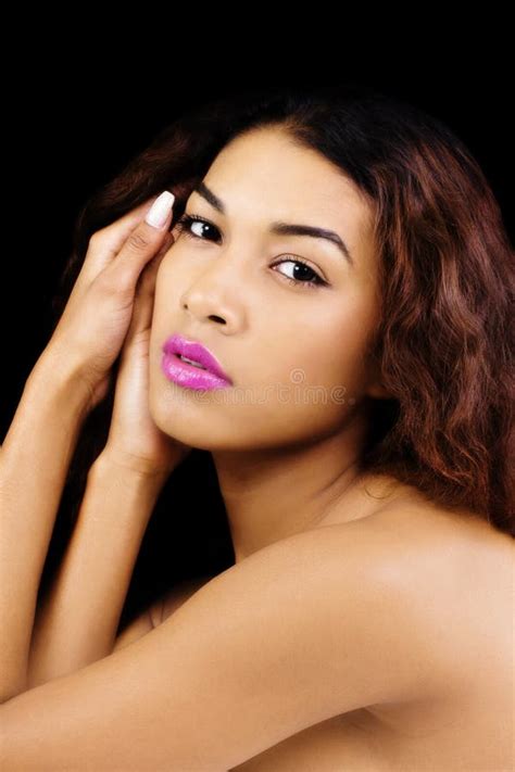 Jeune Femme Attirante De Latina De Portrait Nu D épaule Photo stock Image du fille assez