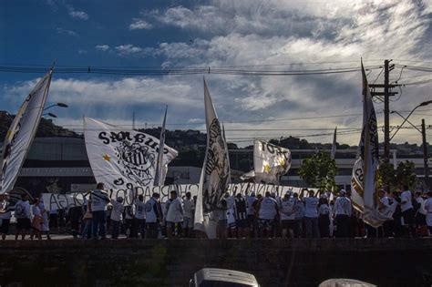 Torcida do Santos faz protesto caixões desafia elenco frouxo