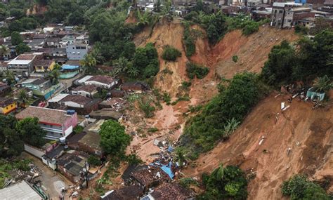 Recife vive desastre histórico 700 mm no mês e chuva seguirá