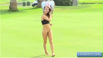 Mira a la jovencita rubia amateur Anyah frotándose el clítoris en el campo de golf y follando