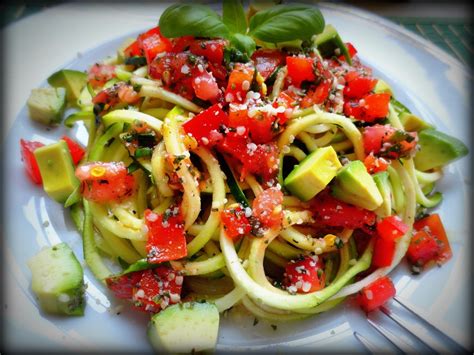 Zucchini Spaghetti with Marinara Sauce, Basil and Avocado - Forget The Box