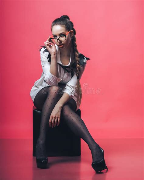 Brunette Sexy Girl De Fundo Rosa Imagem De Stock Imagem De Morena Senhora