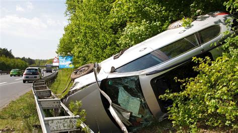 Unfall Auto überschlägt sich auf A485 bei Gießen Ein Verletzter