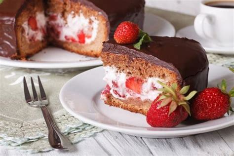 Pastel De Chocolate Fresas Y Nata Postres F Ciles Y Ricos