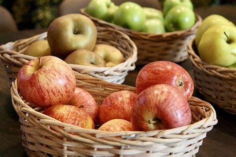 marrón cesta de mimbre lleno manzanas manzana fruta dulce otoño