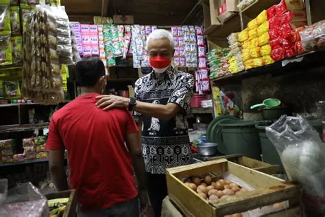 Ganjar Cek Harga Kebutuhan Pokok Di Pasar Wage Purwokerto Masih Stabil