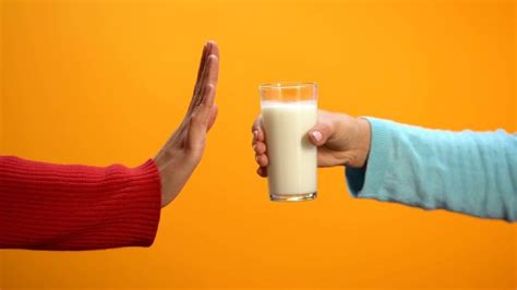 रात्री झोपण्यापूर्वी दूध पिणे आरोग्यदायी आहे का वाचा Marathi News Drinking Milk Before