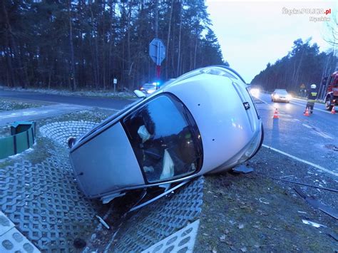 Auto wypadło do rowu cztery osoby poszkodowane Częstochowskie Drogi