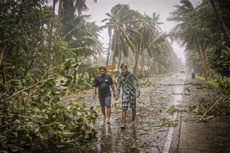 Philippines evacuates hundreds of thousands as typhoon makes landfall