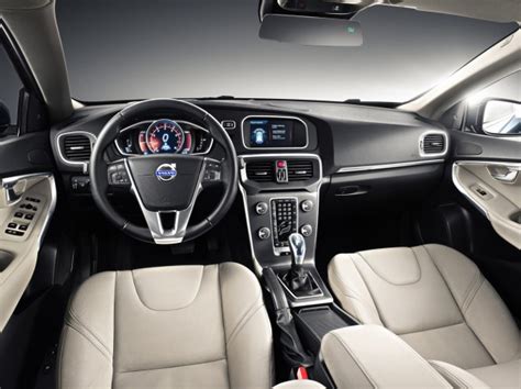 Volvo V40 Interior Pic - MotorBash.com