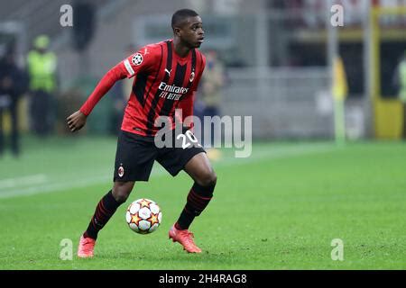 Pierre Kalulu de l AC Milan contrôle le ballon pendant le match de