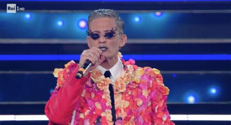 Sanremo 2021 Gli Abiti Di Fiorello Per La Prima Serata Del Festival