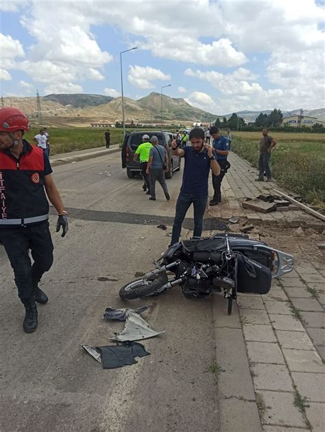 Sivas ta hafif ticari araçla çarpışan motosikletin sürücüsü yaralandı