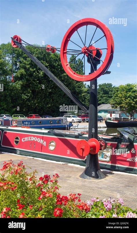 Braunston marina village flowers canal boats winch northamptonsh hi-res ...