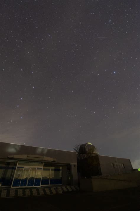 星の観察館「満天星」 On Twitter 今夜の能登の星空です。 薄雲が広がっていますが、たくさんの星が見えています。 夜中遅くにはすっきりと晴れる予報です。 明け方の東の空には夏の濃い