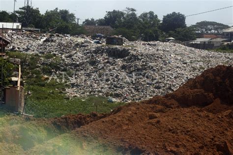 Penyegelan Tempat Pembuangan Sampah Ilegal Antara Foto