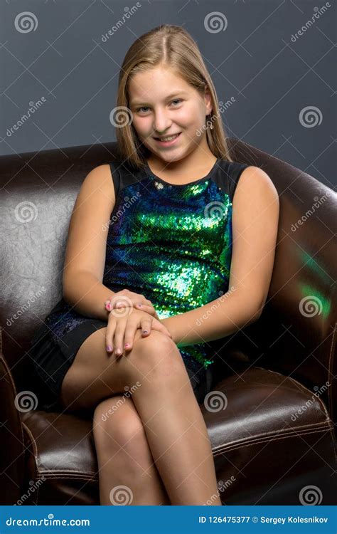 Une Adolescente S Assied Sur Une Chaise En Cuir Image Stock Image Du Neuf Verticale 126475377