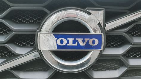 Замена логотипа "Volvo" на Volvo V40 Cross Country #SwedShaker — Volvo ...