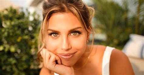 Alondra García Miró luce más radiante que nunca con cautivador bikini en las playas de España