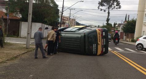 Van escolar se envolve em acidente de trânsito em U V A