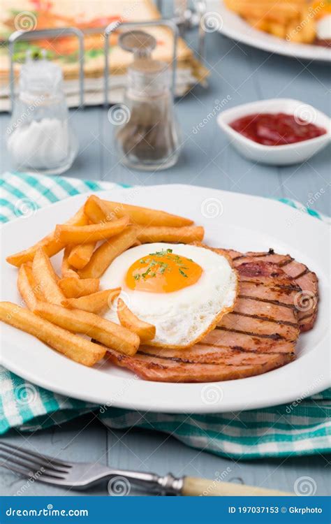 Café Da Manhã Inglês Ovos Fritos Grelhados Presunto E Batatas