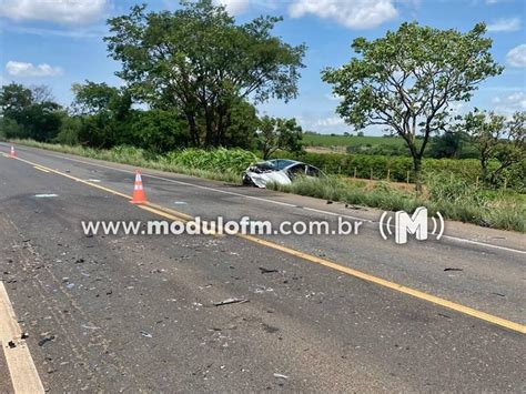 Colisão Traseira E Frontal Envolvendo Dois Carros De Passeio E Uma