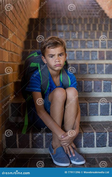 Estudante Triste Que Senta Se Apenas Na Escadaria Foto De Stock