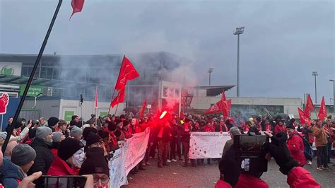 Vw Besch Ftigte Aus Baunatal Protestieren Gegen M Gliche