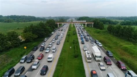 Ribuan Kendaraan Pemudik Mengular Panjang Di Tol Cipali