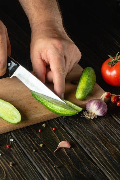 Cortar Pepinos En Una Tabla De Cortar Por Las Manos Del Chef Para