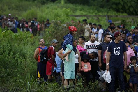 Miles de venezolanos varados en la selva de Panamá