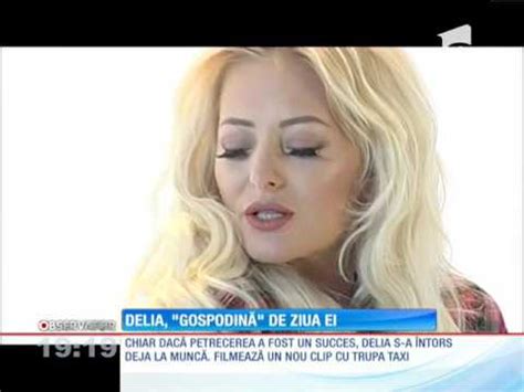 Delia a primit cadou de la soţul ei o colecţie inspirată din trusa de