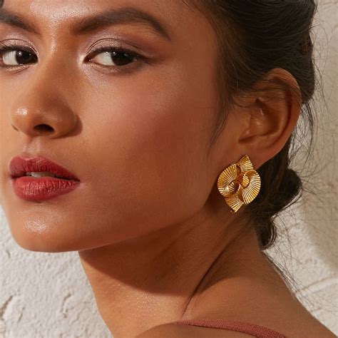 Pipa Bella By Nykaa Fashion Textured Gold Stud Earrings Buy Pipa Bella