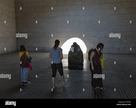 Berl N Alemania Julio La Gente Visita La Escultura Madre