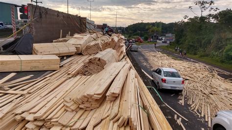 Carreta Tomba Bloqueia Br E Gera Filas Em Joinville Veja Fotos