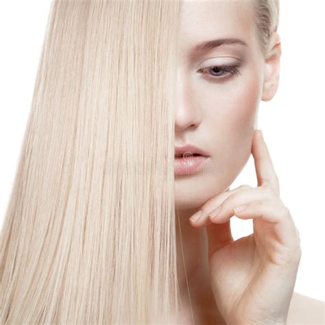 Het Meisje Van De Blonde Gezond Lang Krullend Haar Stock Afbeelding Image Of