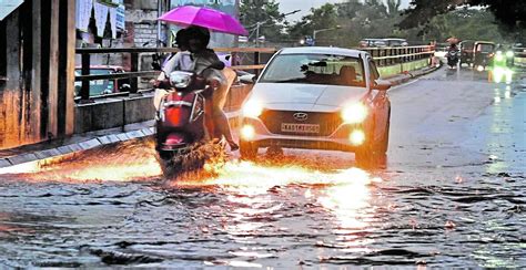 ಬೆಂಗಳೂರಿನಲ್ಲಿ ಹಿಂಗಾರು ಮಳೆ ಅಬ್ಬರ ಕೆಳಸೇತುವೆ ಜಲಾವೃತ ಸವಾರರ ಪರದಾಟ