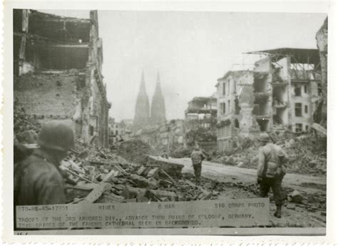 American troops advance towards the Cologne Cathedral in March 1945 ...