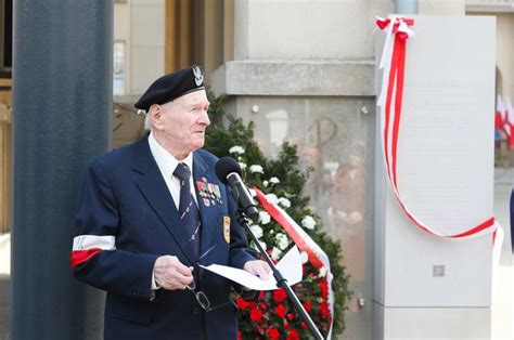 Warszawa odsłonięcie tablic upamiętniających oryginalne znaki Polski