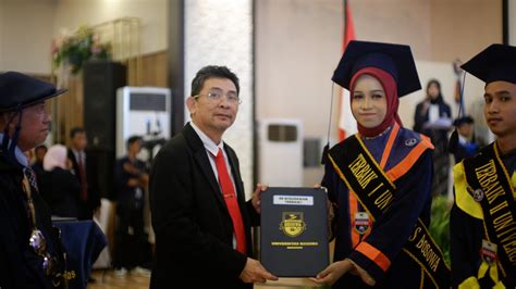 Tekun Dan Disiplin Dalam Berkuliah Fina Melani Putri Raih Wisudawan Terbaik I Unibos News Unibos